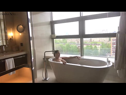 ❤️ 巨大的宝贝 激情地在浴室里撸起了她的阴部 ❤ Hard porn❌️❤